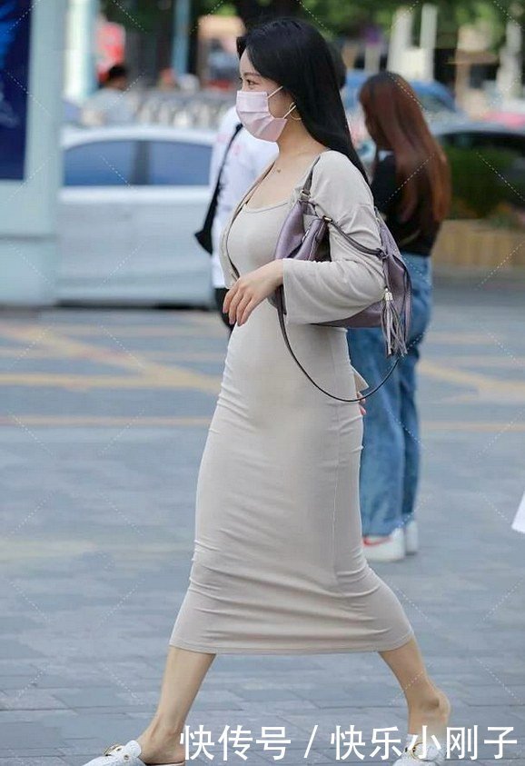 只需|小姐姐一袭米灰色连衣裙,看起来气场十足!