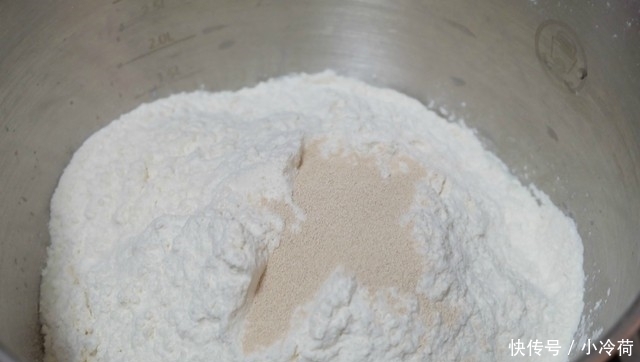 自制面包乐趣多,加上炼乳和葡萄干,又香又软味道赞,做法分享