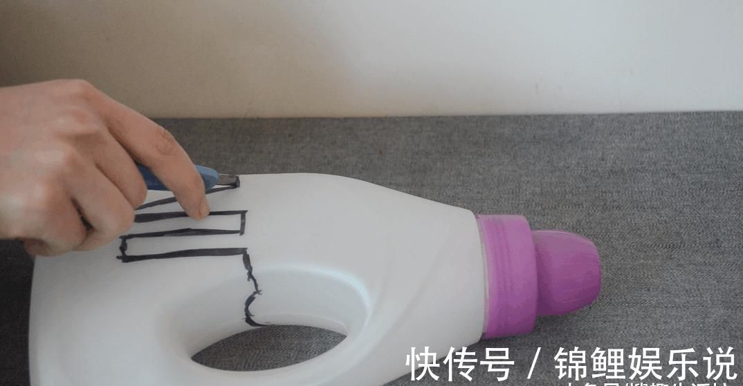 人人|洗衣液瓶子别扔了, 简单剪几刀, 放在厨房这样用, 人人见了都夸好