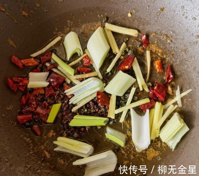 芹菜|芹菜肉丝蒸卤面,肉丝香嫩,芹菜色泽漂亮!