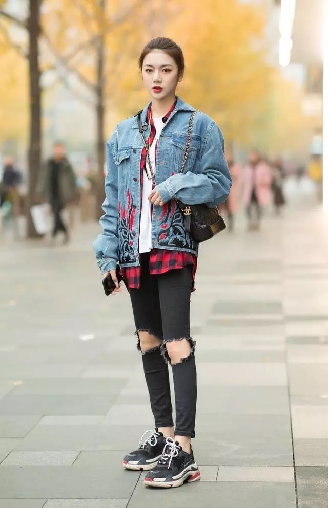 街拍:牛仔裤搭配白色长衣,显得美女性感时尚,魅力十足