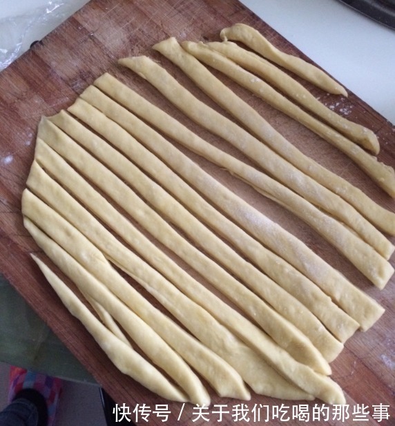 酥脆咸香的炸麻花，简单3步就能做，牢记2个技巧，比买的更香更脆