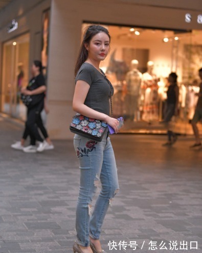 刺绣牛仔裤$深灰色短袖搭配刺绣牛仔裤,设计精巧,大气端庄