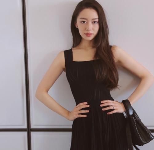 郎朗|郎朗一家6口为孩子庆百天,宝宝“大胖脸”像爸爸,吉娜抱着儿子又瘦又美