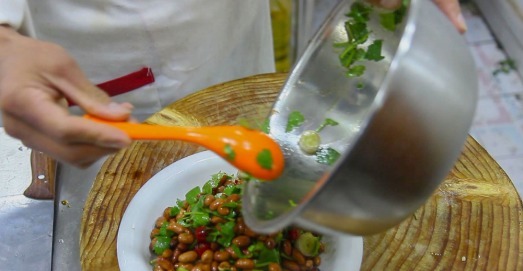 油炸|厨师长教你油炸花生的做法,掌握这个诀窍,花生米再也不会炸老