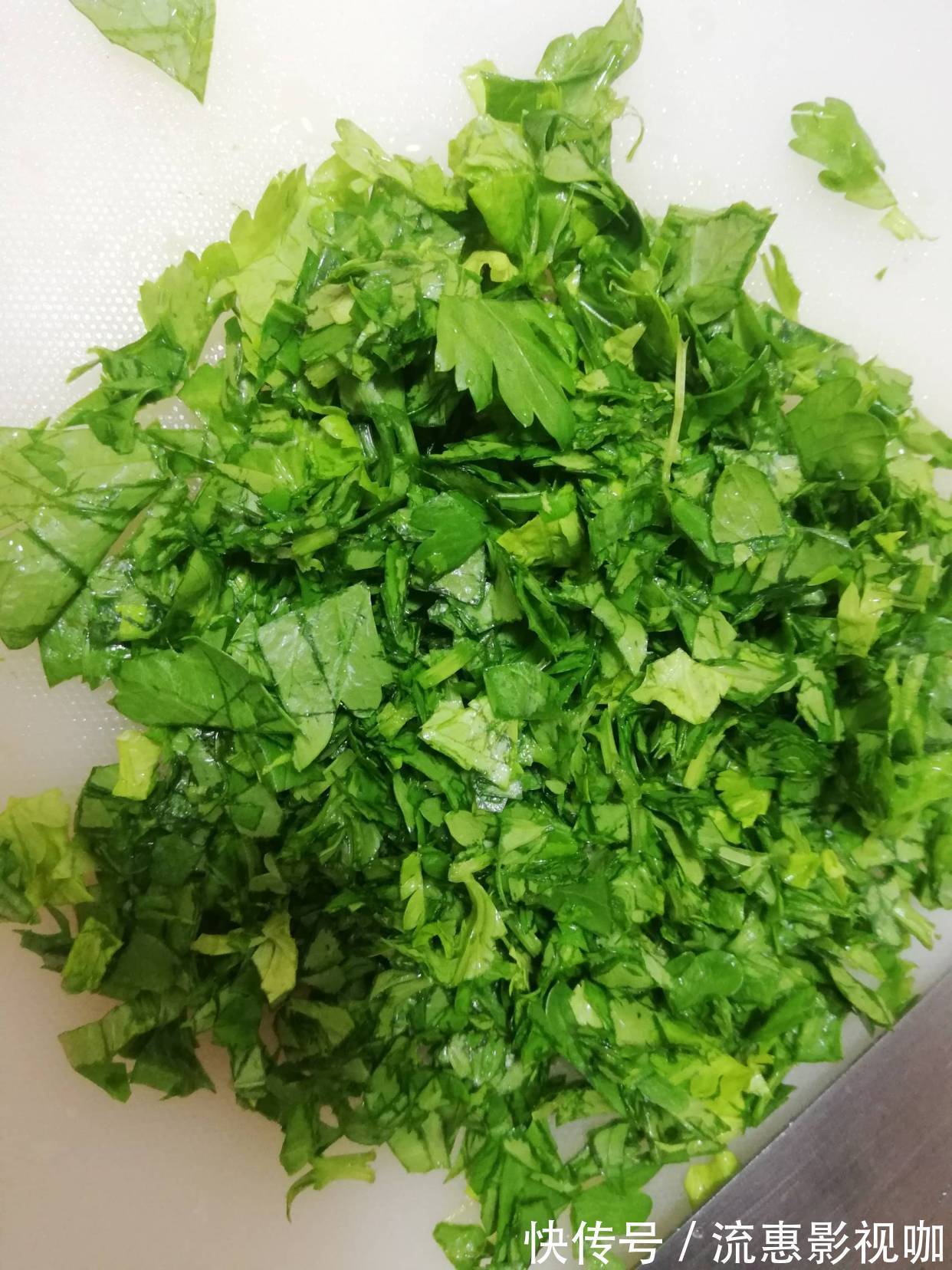 它被誉为“长寿菜”，2元1把，营养高味道香，常吃便秘少视力好