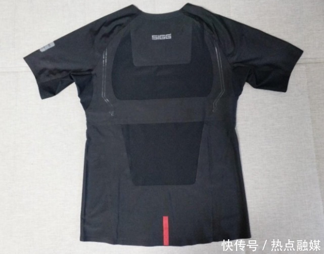 t恤|真会玩,日本公司发明出能“读心”的T恤,穿上就不用看手机了