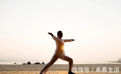 拍打|拍打胸部养生法:宽胸理气、养护心肺!每天做一次,少感冒少生病