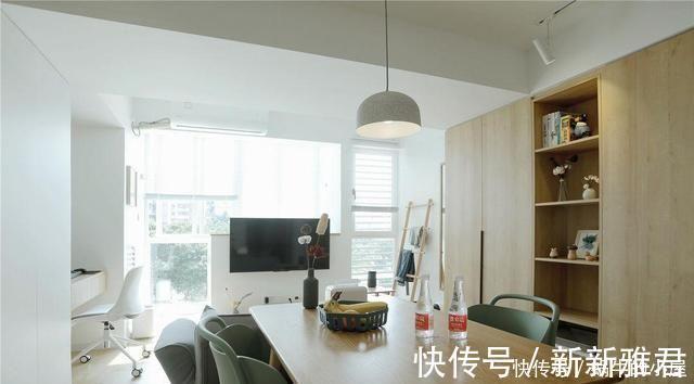 收纳|沙发做隔断,电视装落地窗上,30㎡小家照样功能齐全,简约精致!