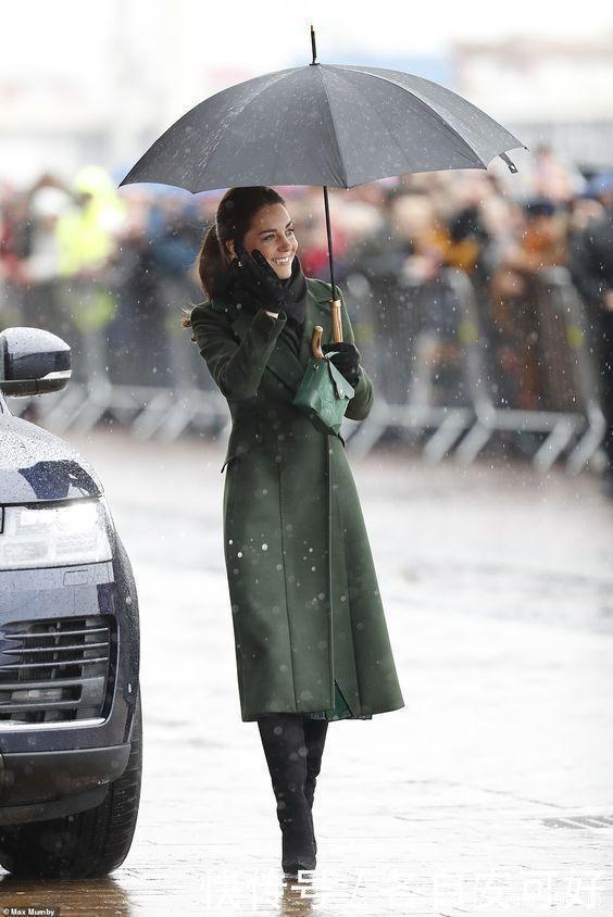 38岁凯特王妃终于轻松，毛呢大衣配高筒靴穿出最优雅，不输梅根