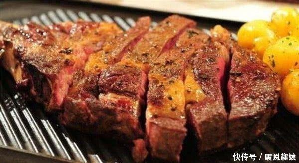 先端|为什么吃牛排时,服务员会先端来柠檬水别傻傻喝掉,容易闹笑话