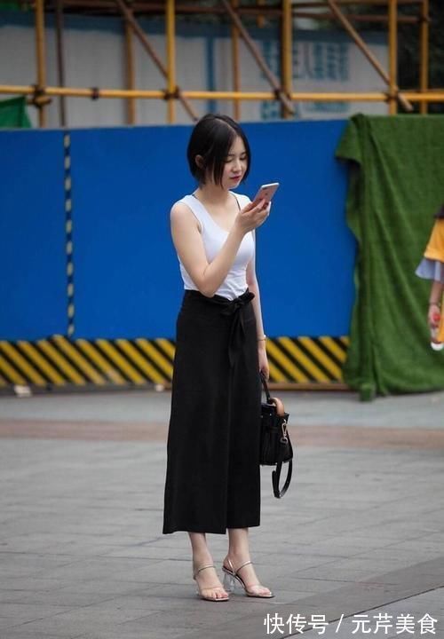 美女 黑+白的经典色,搭配出时尚感,尽显女神妩媚动人范!