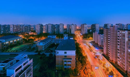 房子|一楼带“院子”顶楼带“阁楼”,选择哪个更好?建筑学家给出答案