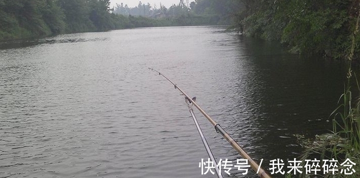 用蚯蚓钓鱼，这样打窝，冬天垂钓也能打窝