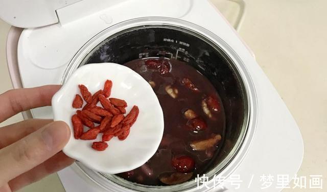 睡眠质量|5种红色食材熬成粥,营养滋补,很适合秋天喝的一道甜粥
