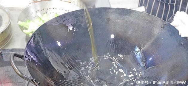  食材|炒花菜很多人都做错了，大厨教你正确做法，看饭店里面是怎么做的