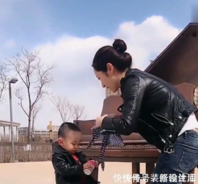 丝巾|姐弟相差20岁,一出门就这画面,妈妈看到忍不住笑了