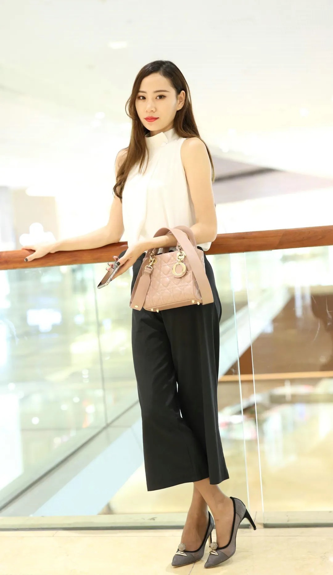 美女 淡雅脱俗的美女,白色休闲上衣搭配黑色长裤,气质优雅大方!