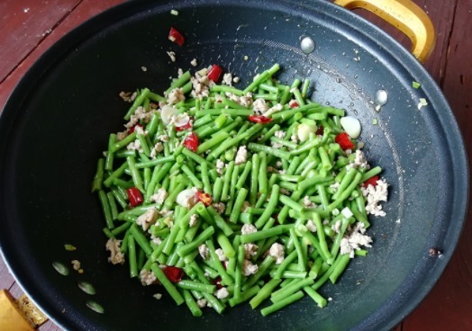 豆角加它这样做,简单又美味,和米饭搭配最好了,能吃两碗饭
