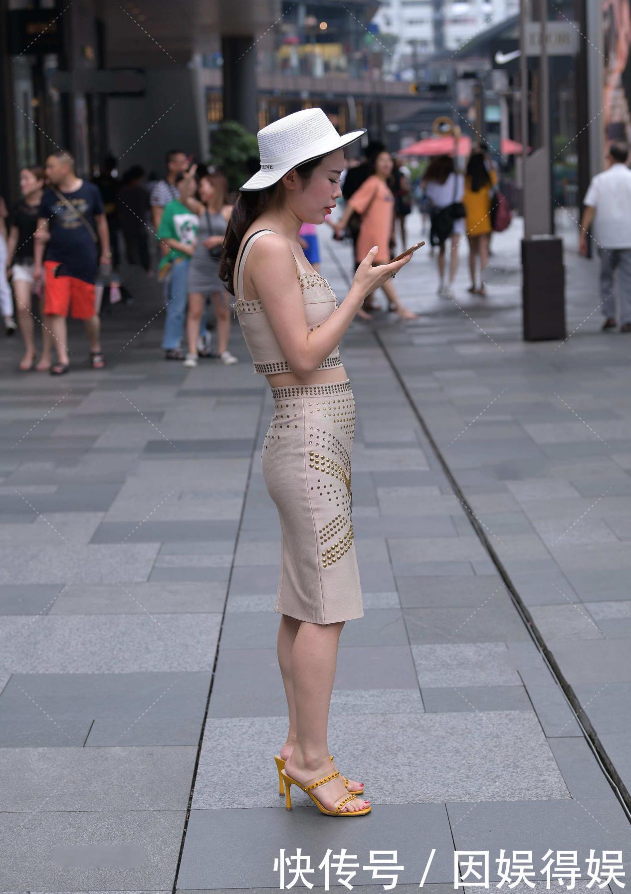 简单大气的修身裙子,凸显气质的同时,更显高级时尚