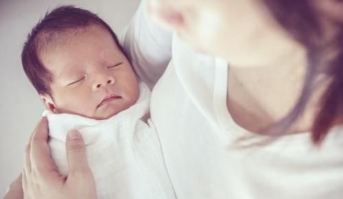 宝宝|“抱着睡得香,放下立刻醒”,许多宝妈无法应对,快看看这么做