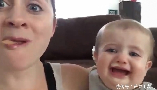 妈妈|2岁宝宝让妈妈尝口甜筒,不想被妈妈全吃掉,宝宝的反应笑翻妈妈