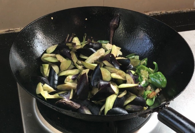 炒茄子先放油是大错,难怪发黑还油腻!大厨教你2招,软嫩又鲜香