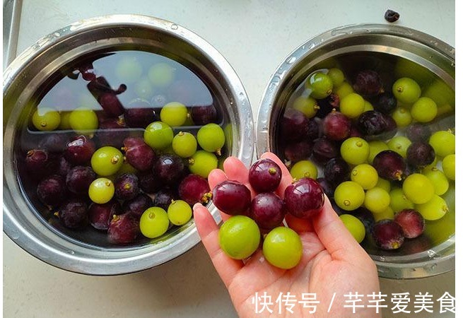 洗葡萄时,有人放面,有人放盐,都不对,教你正确洗法,皮都能吃