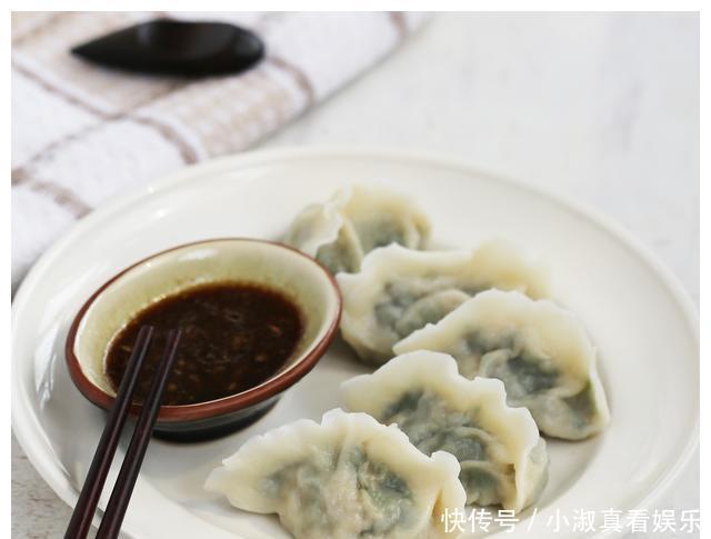 包韭菜馅饺子,直接拌是大错特错,很多人搞错,饺子不鲜也不香