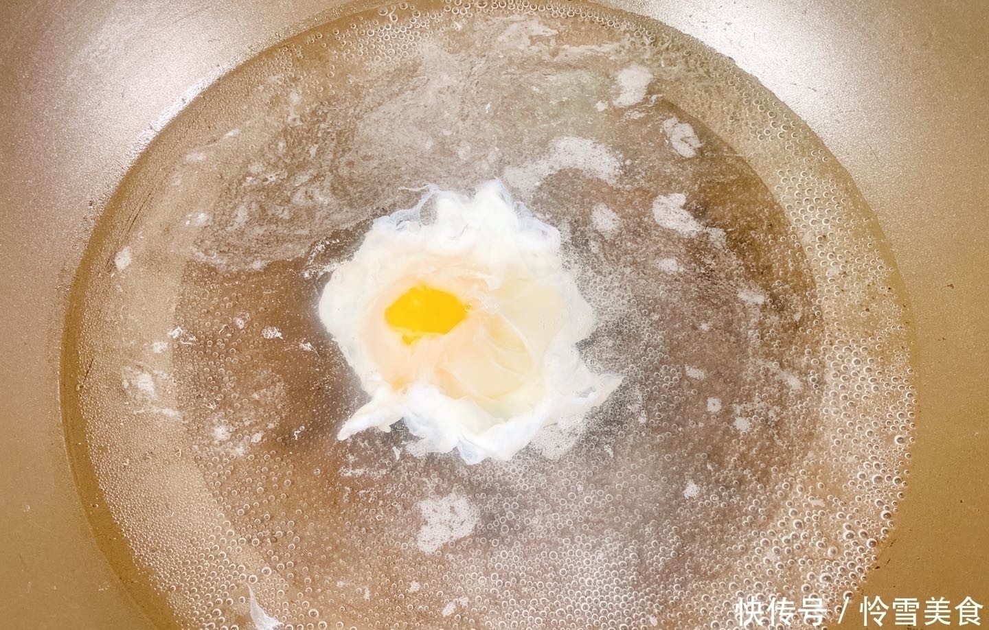 水中|水煮荷包蛋,总有白沫还会散只要在水中加点它,个个圆嫩不散花
