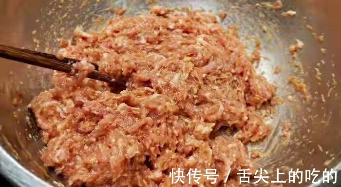 包韭菜肉馅饺子，牢记“3放2不放”韭菜碧绿不发黑，不出水不烧心