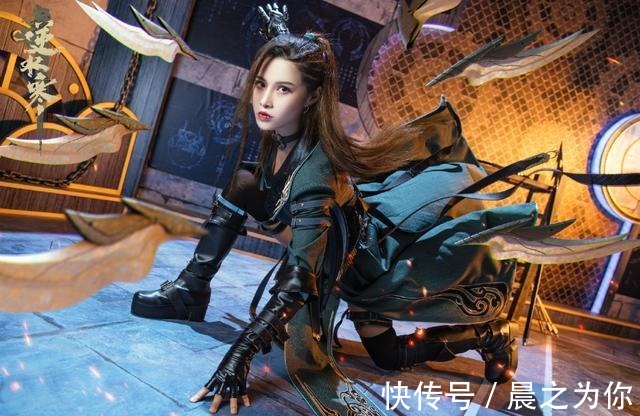 赛博朋克|90后健身美女COS赛博朋克武侠,大长腿绑皮带网友们为她疯狂加分