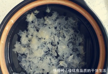 清洗干净|一碗胶质满满,质感高级的银耳汤,这样煮才对