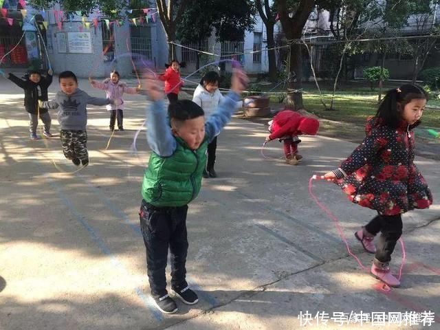 村小孩子们跳绳玩出大花样，网友:太强了!