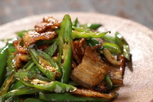 红辣椒|炒肉时，不要着急放淀粉腌制，多做1步，肉片更滑嫩，不干也不柴