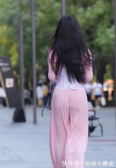 美女|为了彰显“蚂蚁腰”,穿件内束腰就出门,美女为了时尚真够拼的