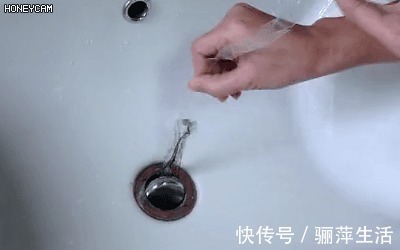 冲刷|下水道堵了，她随手丢进两块药片，不到1分钟就疏通了