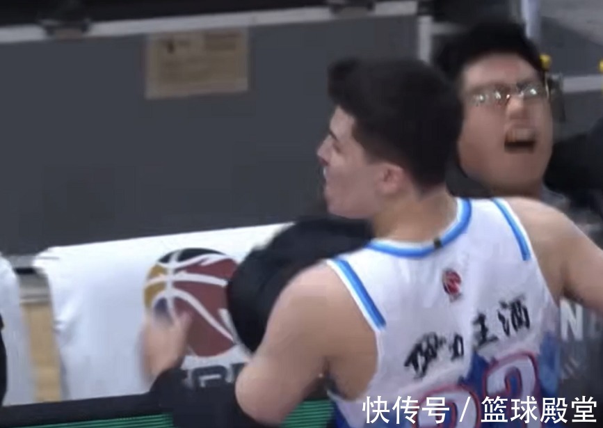 职业生涯|新疆险胜青岛！阿布仰天长啸+激情庆祝，却被齐麟误伤，幸好无碍
