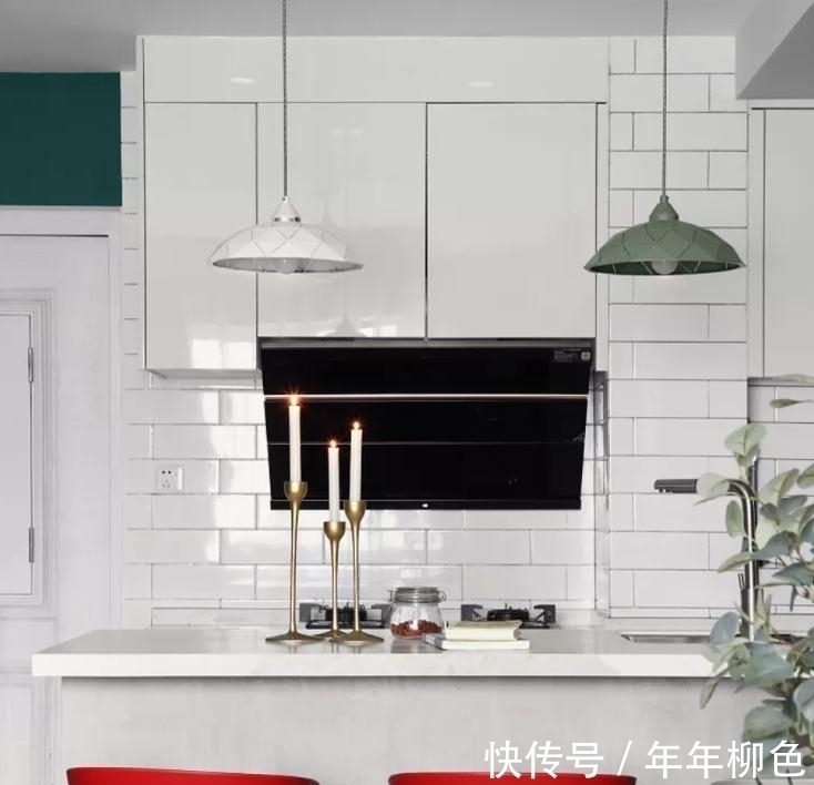 实用|小户型别再瞎装!如今流行“不买”餐桌,隔墙改玻璃隔断,太实用