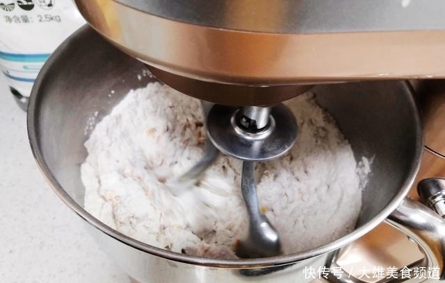 金灿灿的大馒头蓬松又暄软,自带甜味好吃又好看,照着做零失败