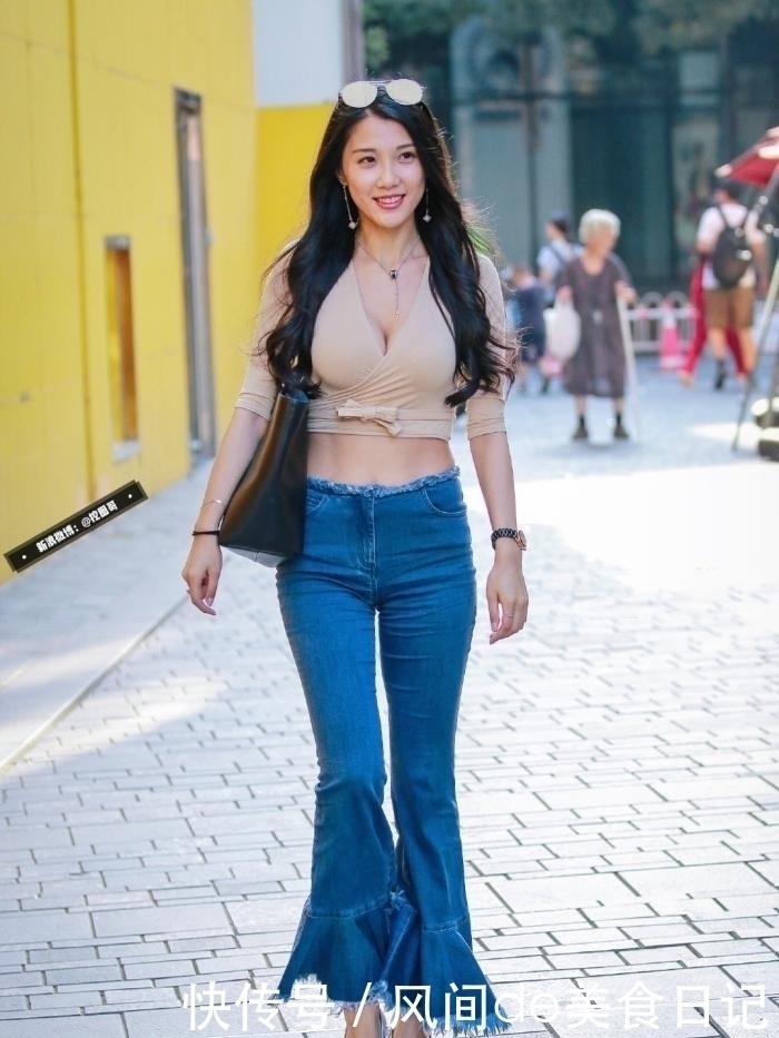 “多肉”小姐姐，裸色上衣搭配牛仔裤，好身材秀出来！