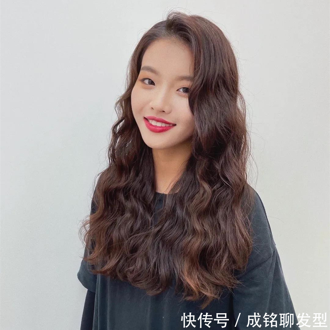 卷形|别再烫大波浪了,今年流行“法式羊毛卷”,显发量又小颜,超洋气