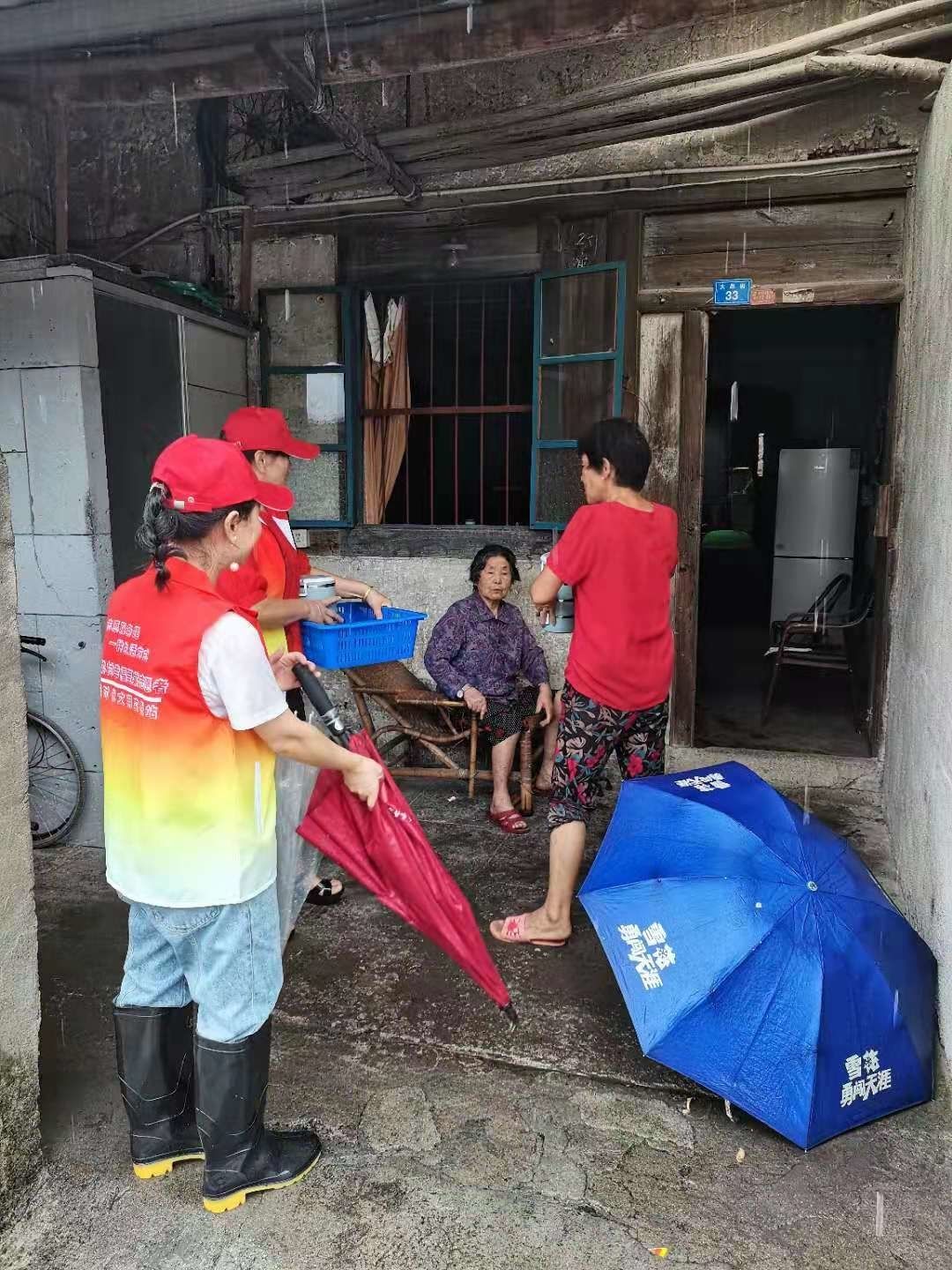 张爱琴|台风天老年人就餐遇难题奉化公棠村开展爱心送餐服务