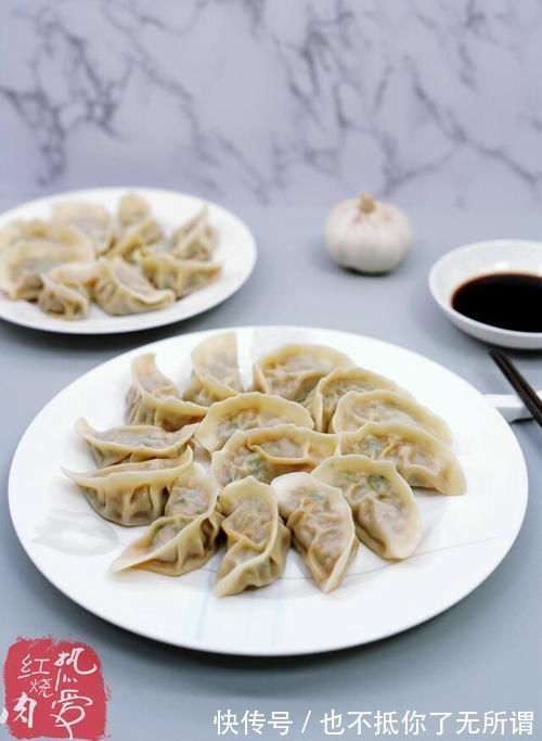 表皮|饺子莫要煮着吃，换个方法表皮透明吃着更筋道，保证不破皮更好吃