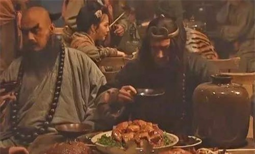 古人吃完饭不算账,丢下一块银子就走,为何店小二从不拦着?