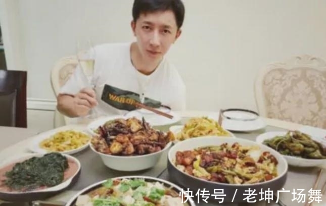 王一博|《街舞4》队长展厨艺，王一博独居吃手抓饼，韩庚婚后常下厨