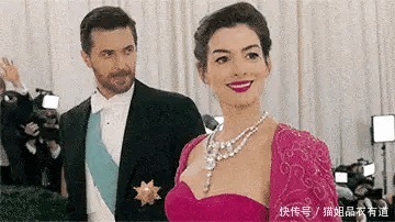 真贵妇穿衣从不珠光宝气,“基础色+配饰”,这才是我想要的贵气