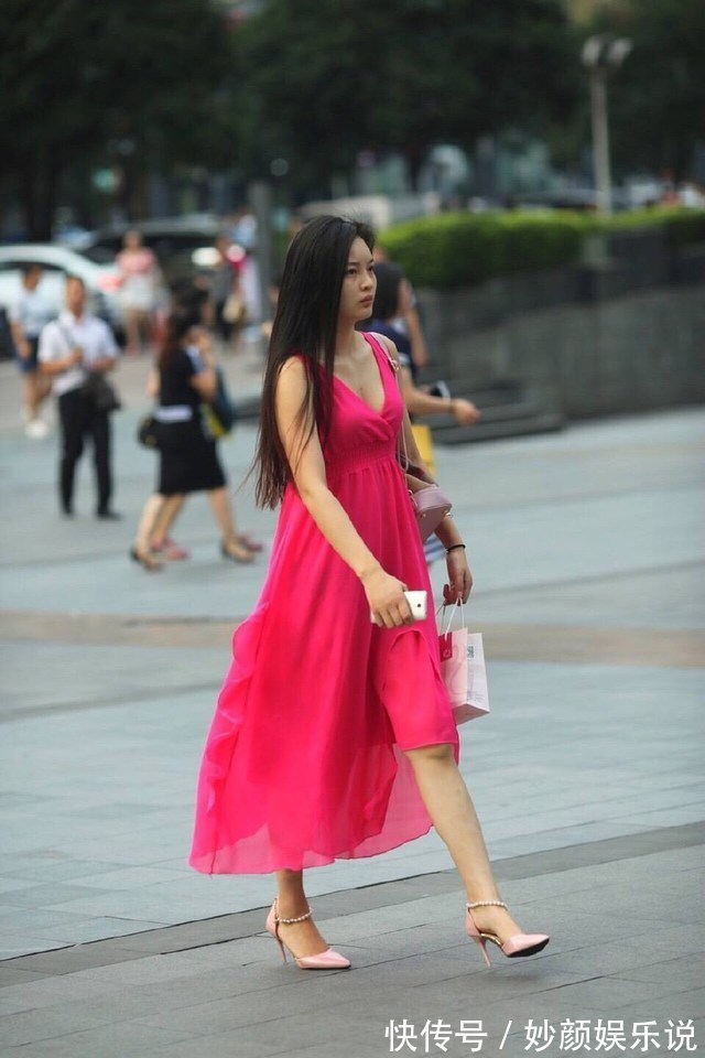 街拍|街拍美女:头发飘逸的美女,个个都长发及腰