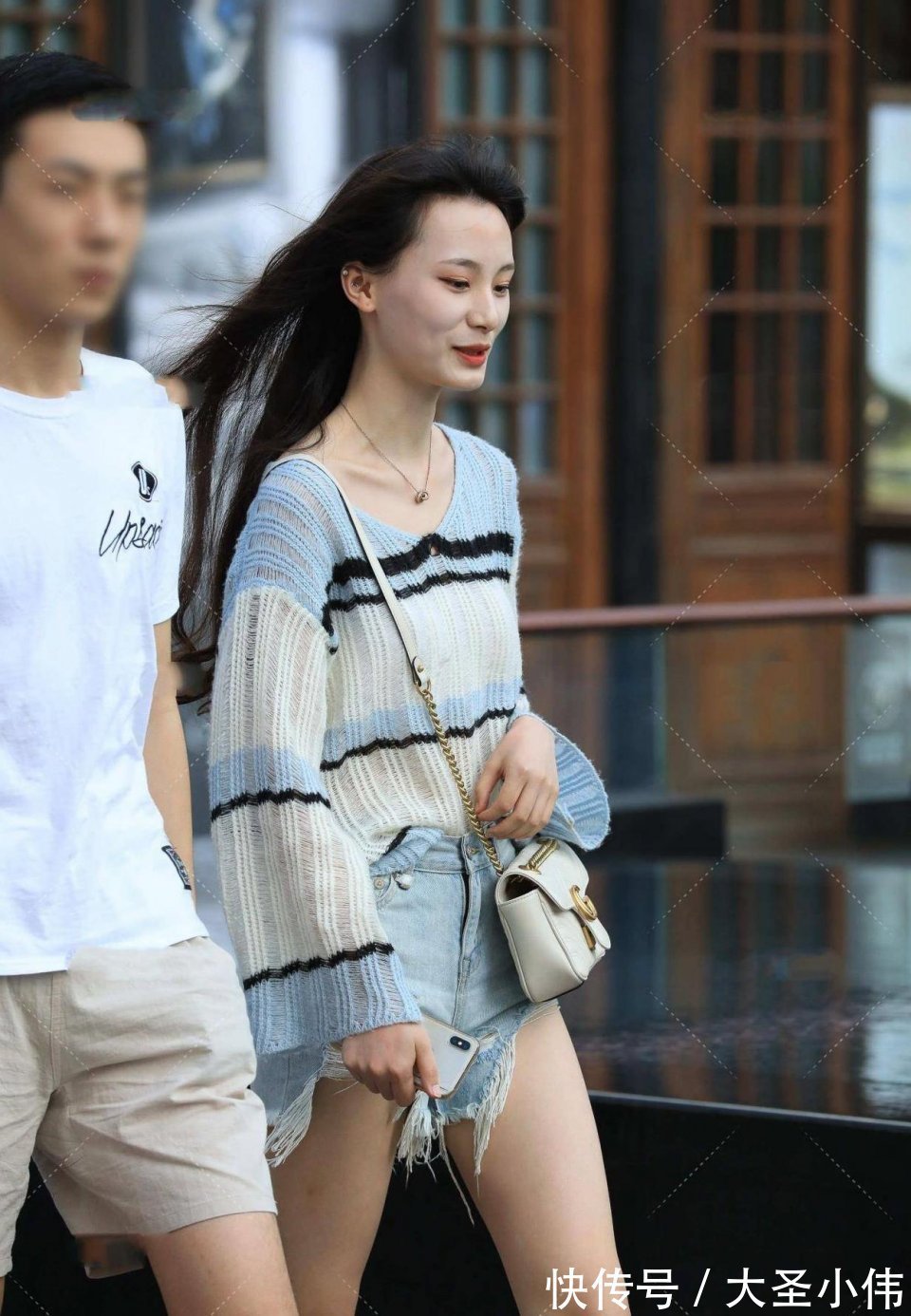 tips|美女街拍：平时多努力才能有小姐姐这么好的身材！一看就不是一般人能做到的