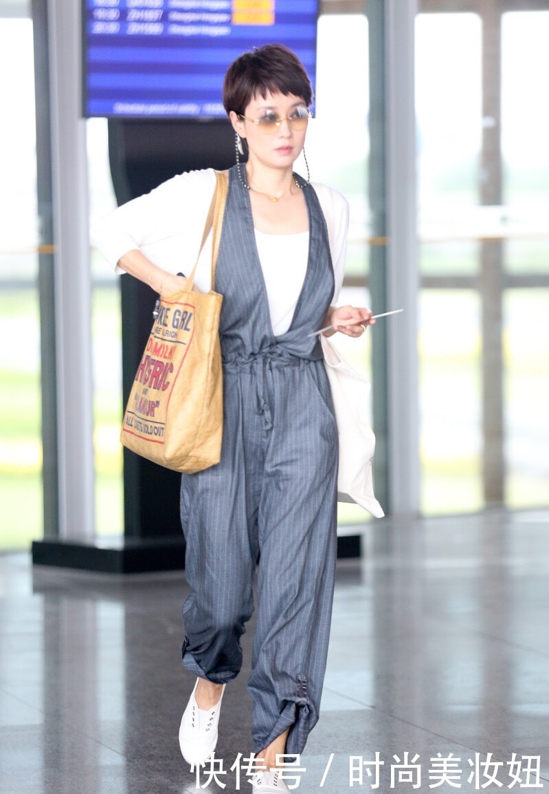 墨镜|马伊琍终于开窍了，穿连体裤配茶色墨镜走机场，洋气了不止一点
